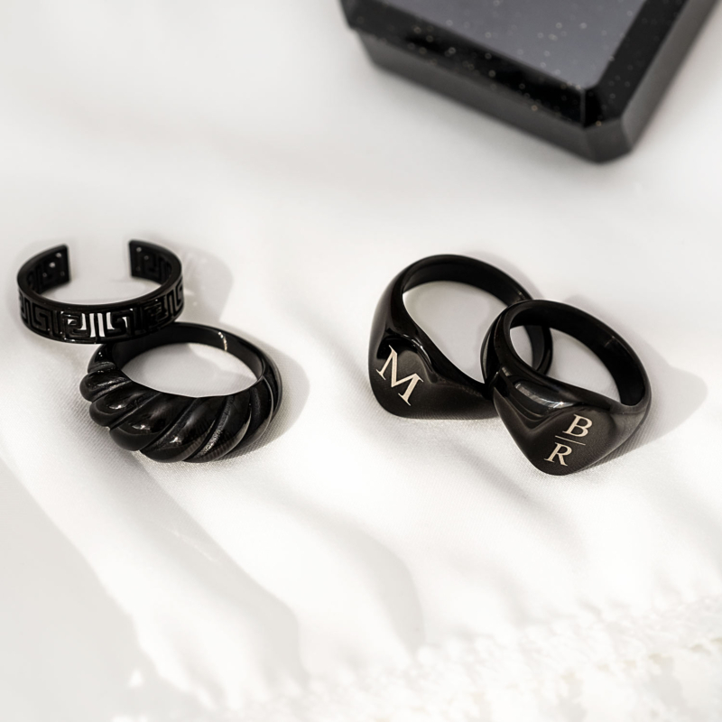 Mix van zwarte ringen op satijn