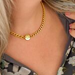 Gouden ketting met 4 letters en blond haar