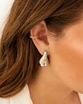 Model draagt zilveren ear cuff hartjes