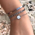 Zilveren armbanden om de pols met een gravering