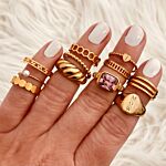 mix van gouden ringen om handen van model