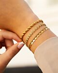 Gouden armband om pols