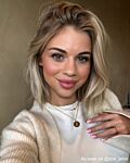 Influencer draagt gouden ketting 