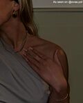 Influencer draagt gouden opal ketting