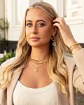Model met gouden sieraden