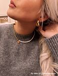 Influencer met gouden sieraden