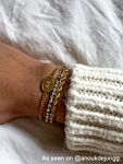 Influencer draagt gouden armbanden van finaste