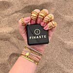 trendy look met ringen goudkleurig