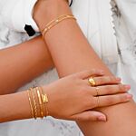 Trendy mix van sieraden om de pols en hand