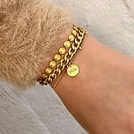Gouden armbaden gecombineerd met elkaar en bruin vestje