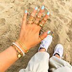 Trendy gouden ringen look om hand
