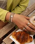 Zilveren parelarmband in armparty