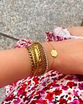 mix van gouden armbanden om hand model