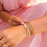 Armparty met gouden en roze armbanden om pols
