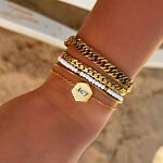 Armparty met mix van mooie gouden armbanden om pols