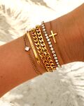 Mix van gouden armbanden om pols