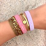 Zomerse roze en paarse armbandjes met goud