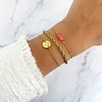 Gedraaid armbandje in het goud om pols
