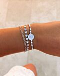 Model draagt zilveren armbanden set