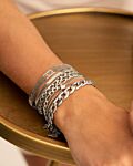 Model draagt zilveren armparty