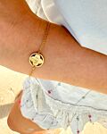 Model draagt gouden clover armband met gravering