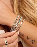 Drie zilveren armbanden