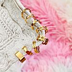 Gouden ear cuffs op schaaltje