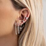 Oorbellen in oor met ear cuffs zilver
