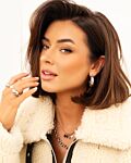 model draagt zilveren sieraden