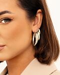 Model draagt zilveren hoops 