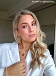 Influencer met gouden sieraden van finaste