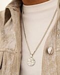 Man draagt zilveren ketting met first date