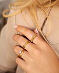 Mix van gouden ringen om vingers