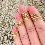 Minimalistische gouden ringen look