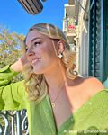 influencer draagt gouden initial ketting