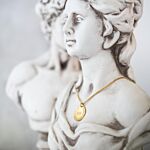 gouden ketting om beeld