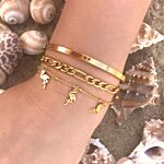 Gouden armparty op het strand met mix van armbandjes