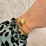 Gouden armbanden combinatie met letters en chains