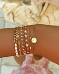 Gouden armparty om pols