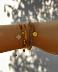 Armbanden mix bij model