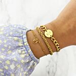 Mooie goudkleurige sterrenbeeld armband gecombineerd met andere armbanden van Finaste