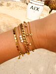 Gouden steentjes met initial combinatie