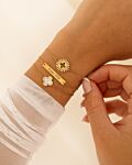 Gouden armparty bij model