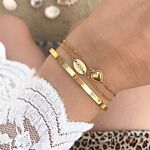 Gouden initialen armband om de pols met bangle