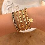 Gouden armparty bij model
