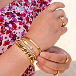 Armparty met gouden armbanden om pols