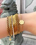 Armparty met gouden sieraden