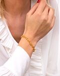 Gouden chunky armband met witte blouse gecombineerd