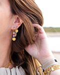Mix van gouden oorringen en ear cuffs