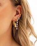 Model draagt gouden earparty mix